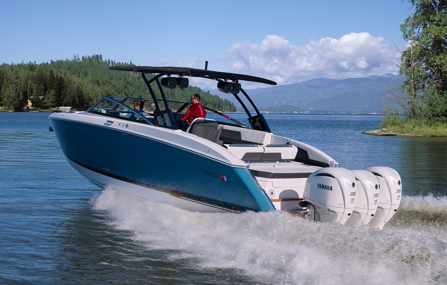 Cobalt’s Newest Luxury Runabout: The R33 Outboard