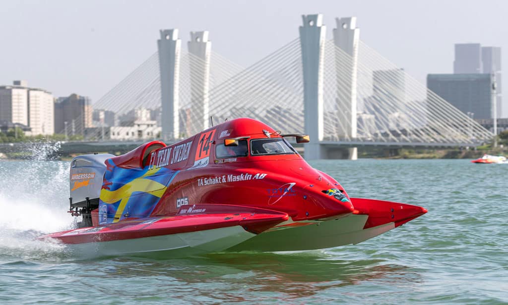 Andersson Cruises To Start-To-Finish Victory During Second Round F1H2O Race in China