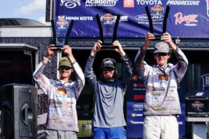 Florida’s Falk and Blackmon lift the trophy at Bassmaster High School Series event on Chickamauga